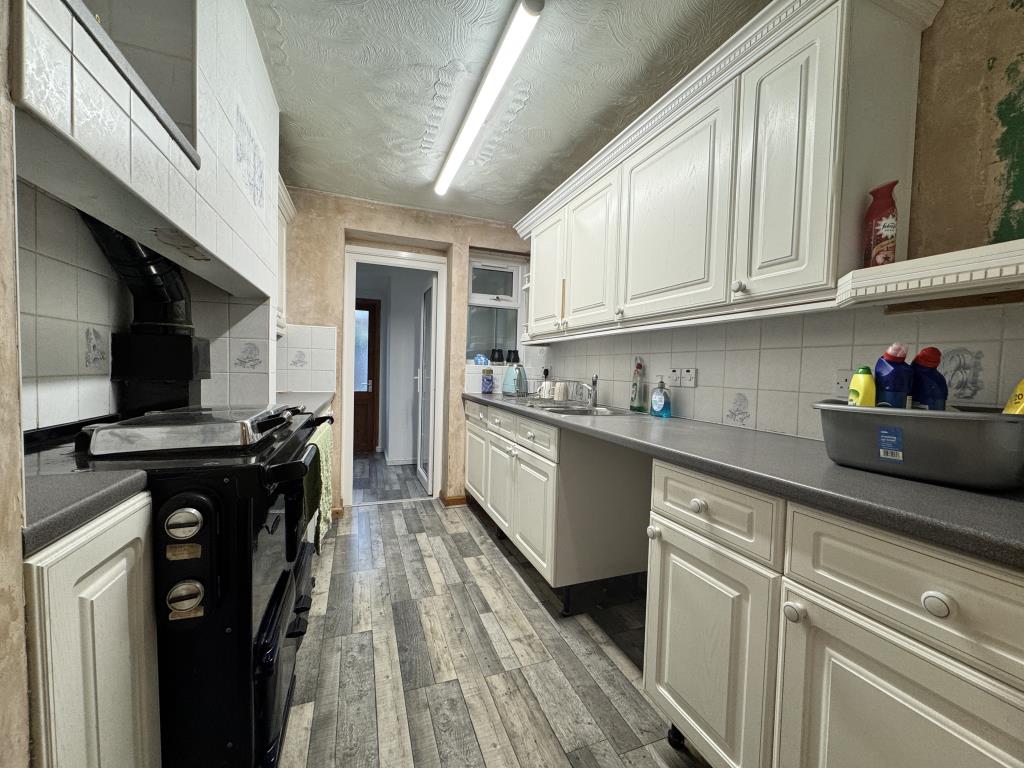 Lot: 86 - TWO-BEDROOM HOUSE FOR IMPROVEMENT - Kitchen